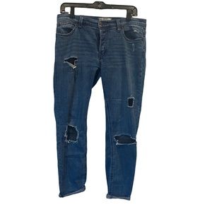 Free People Women’s Ripped Capri Jeans. Size 27” waist, Medium Blue Wash.